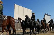 Bemutatták a mexikói határra szánt fal paneleit az USÁ-ban