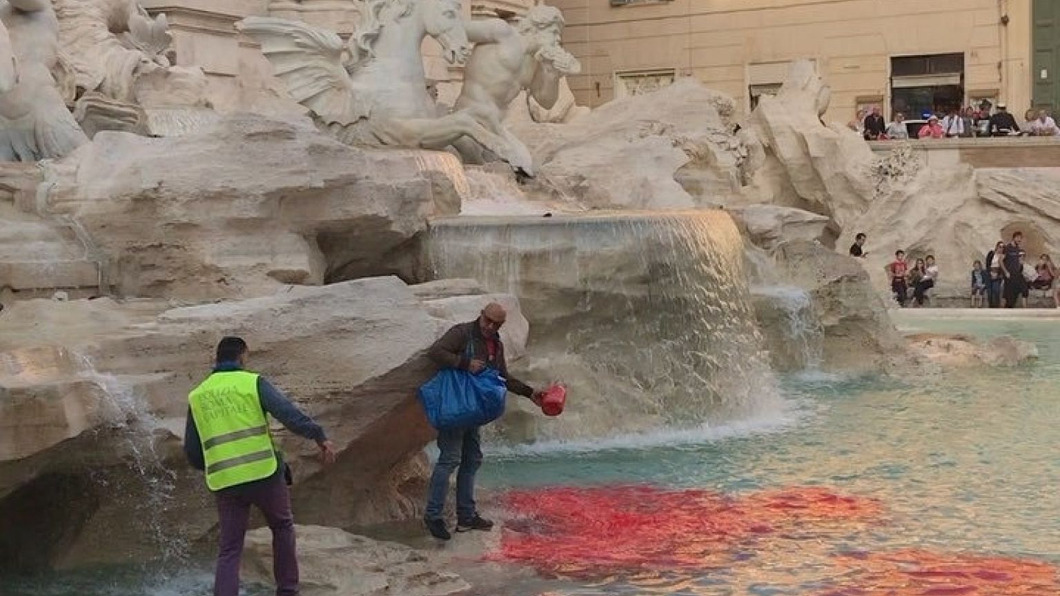 Roma'daki Aşk Çeşmesi kırmızıya boyandı