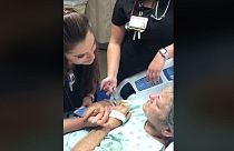 Hemşirenin yaşlı hastaya ölmeden önceki son şarkısı ilgi odağı oldu