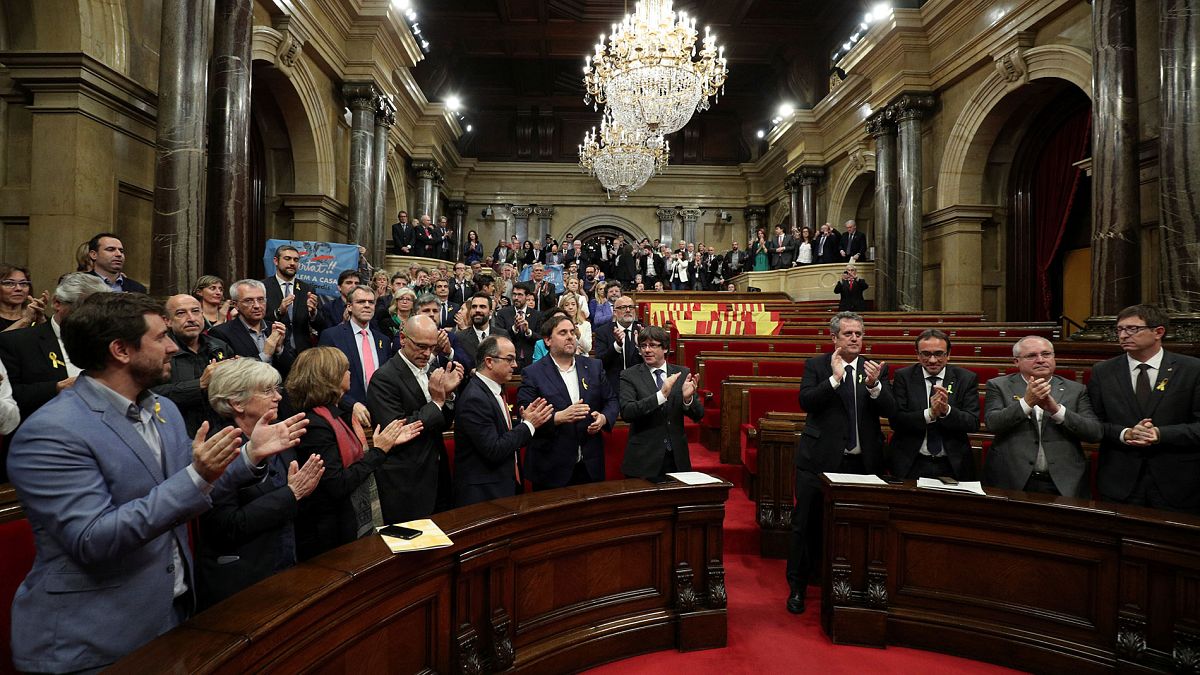 Il parlamento di Barcellona proclama la Repubblica Catalana