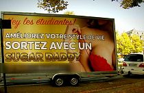 باريس تزيل ملصقا اعلانيا مثيرا للجدل