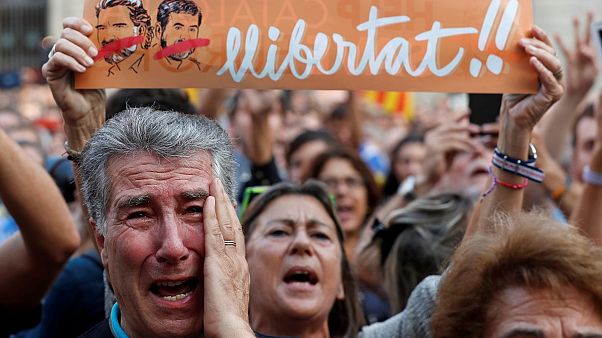Emoción dentro y fuera del Parlamento catalán Emoción dentro y fuera del Parlamento catalán