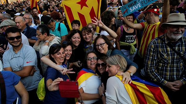 Belediye başkanları mecliste Puigdemont'a eşlik etti Belediye başkanları mecliste Puigdemont'a eşlik etti