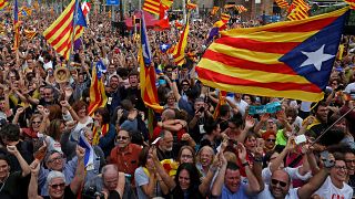 [En imágenes] Cataluña vota la independencia, el Senado español suspende la autonomía