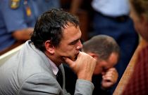 شاهد: فيديو صادم يلقي بمزارعين من البيض في جنوب افريقيا خلف القضبان