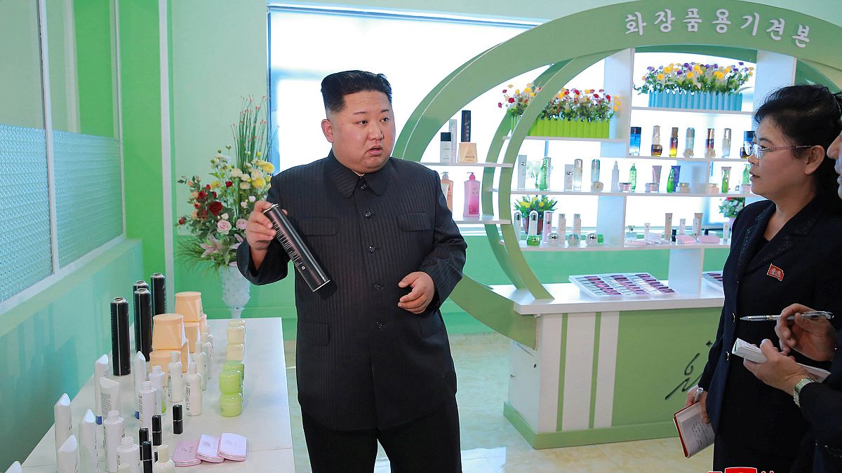 رهبر کره شمالی از یک کارخانه لوازم آرایشی بازدید کرد