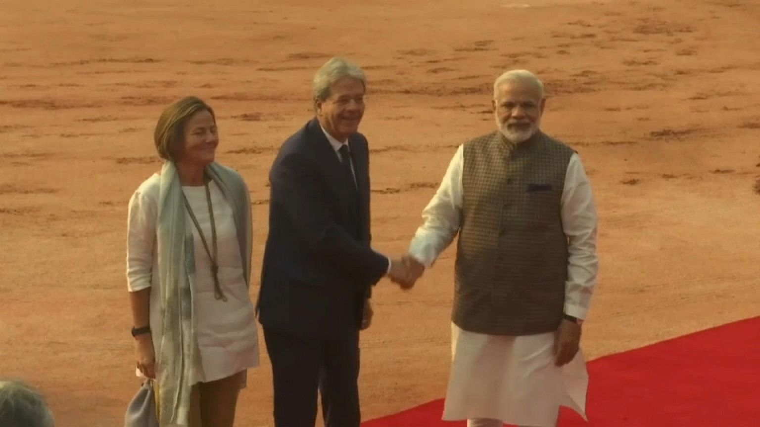 Gentiloni in India: ipotesi yoga nell'ora di educazione fisica