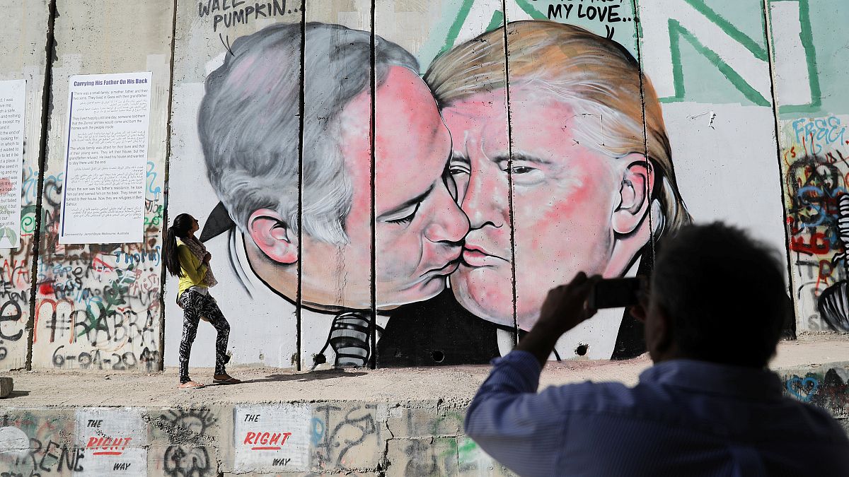 Murale con bacio Trump-Netanyahu