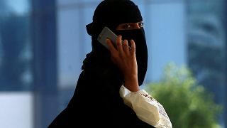 السعوديون منقسمون حول "زواج بنت تدخل الملعب"