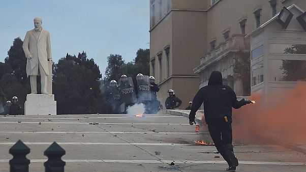 Une manifestation d'étudiants grecs dégénère à Athènes Une manifestation d'étudiants grecs dégénère à Athènes