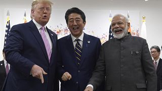 Image: President Donald Trump, Japanese Prime Minister Shinzo Abe, center,