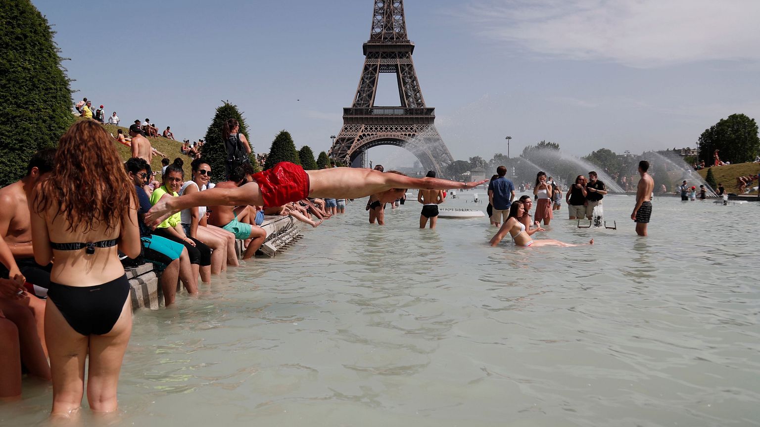 Image: FRANCE-WEATHER-CLIMATE-HEAT-TEMPERATURE-RECORD