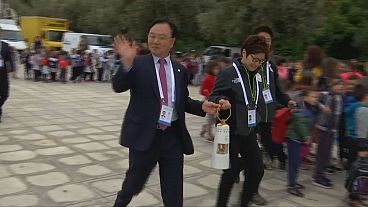 La flamme olympique remise par la Grèce à la Corée du Sud