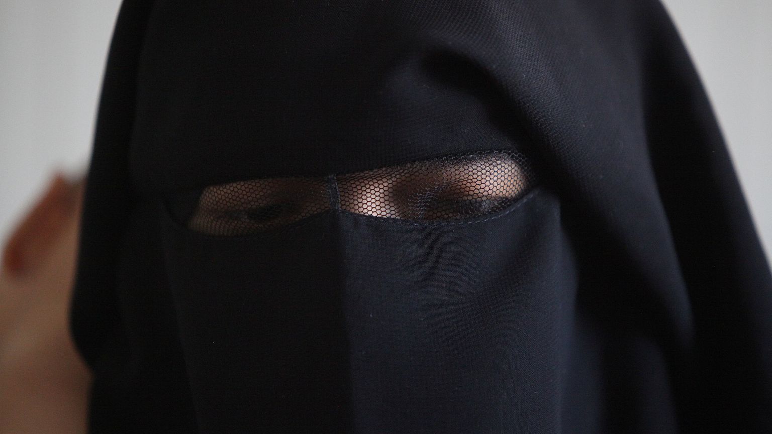 أخذها والدها إلى داعش في سوريا فأعادتها القوات الامريكية حبلى إلى العراق