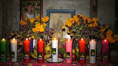 México honra a sus muertos entre ruinas