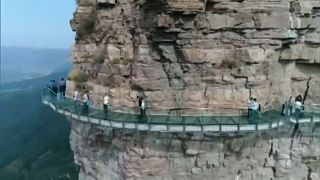 Chine : un pont en verre suspendu à plus de 1 000m du sol
