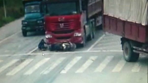 شاهد كيف نجا سائق دراجة بأعجوبة من الدهس تحت عجلات شاحنة شاهد كيف نجا سائق دراجة بأعجوبة من الدهس تحت عجلات شاحنة
