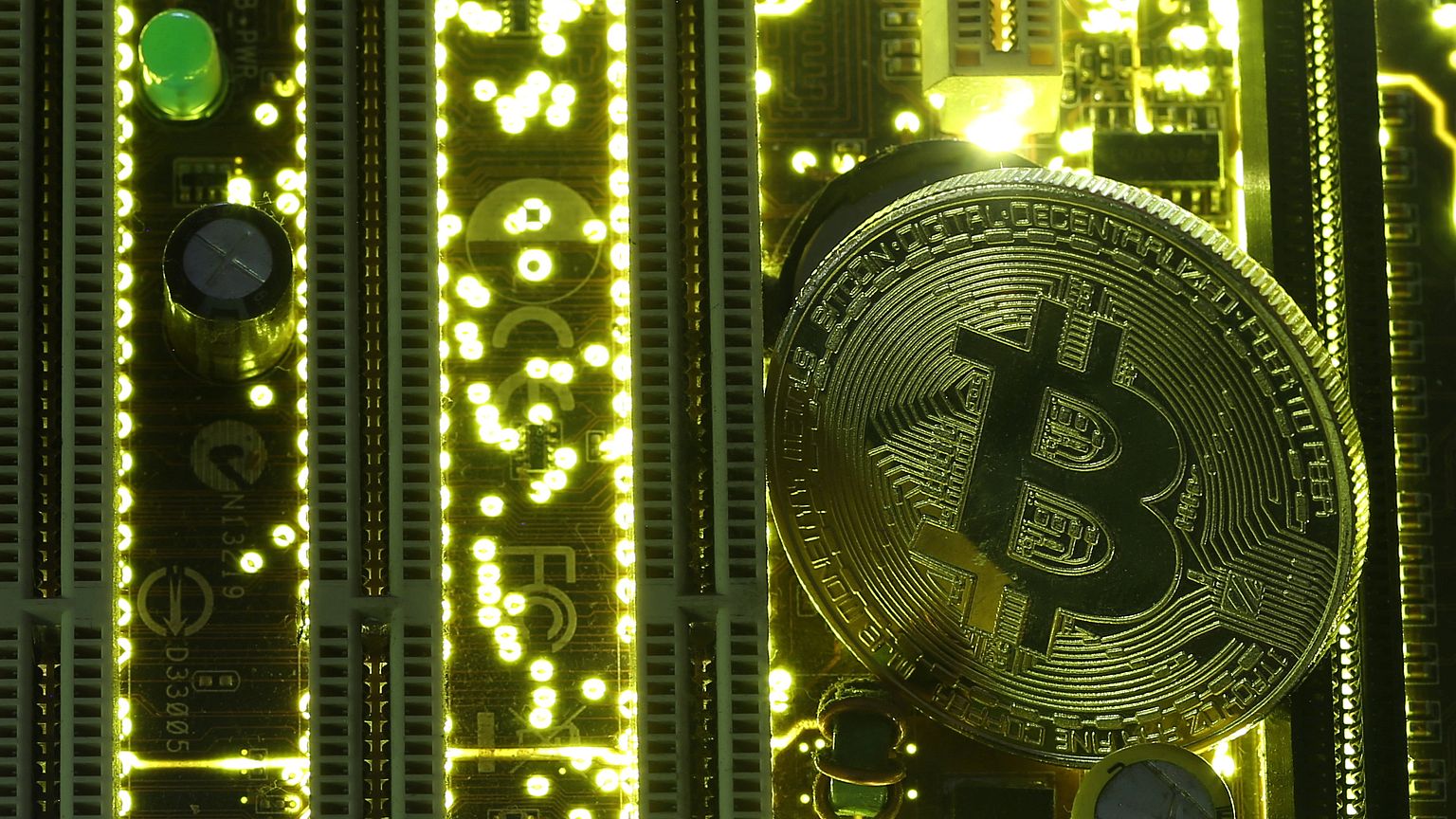 اقرأ هذا المقال قبل شراء عملة "بيتكوين" الافتراضية