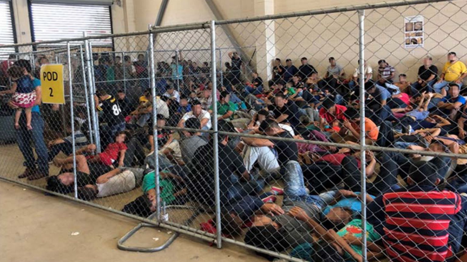 Image: Overcrowded migrant facility