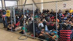Image: Overcrowded migrant facility