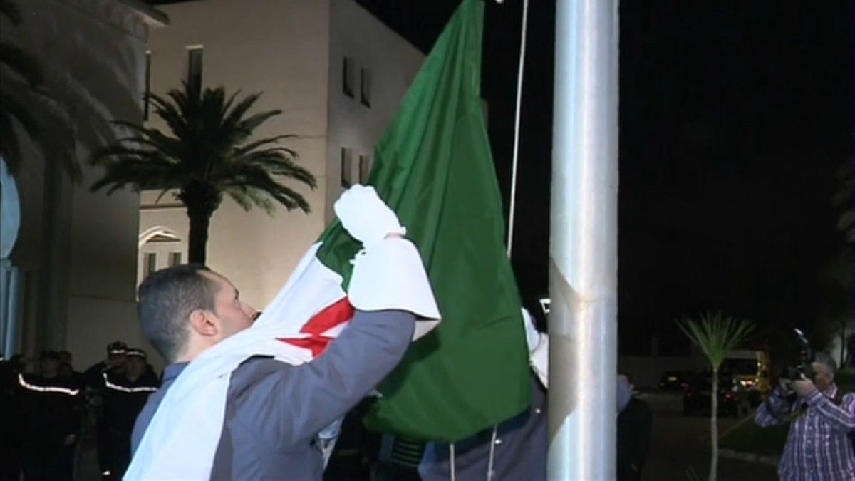 الجزائريون يحتفلون بالذكرى 63 لثورة التحرير