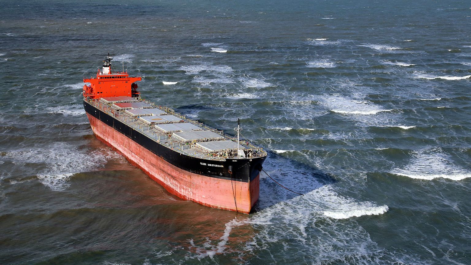 Havarierte "Glory Amsterdam" hat wieder Wasser unterm Kiel