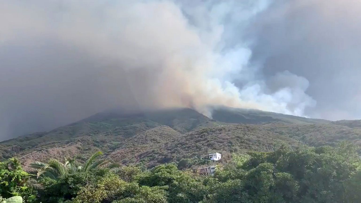 Image: Ash and smoke rises after a volcano eruption started wildfires in St