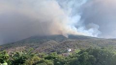 Image: Ash and smoke rises after a volcano eruption started wildfires in St