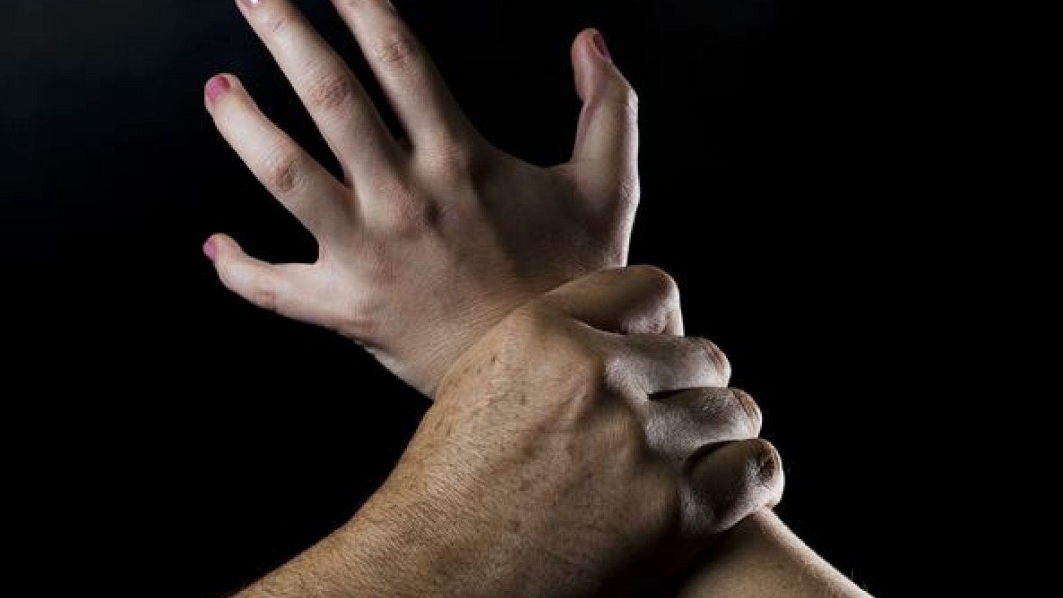 اغتصب أمه بسبب اتهامه بالاعتداء الجنسي على صديقته