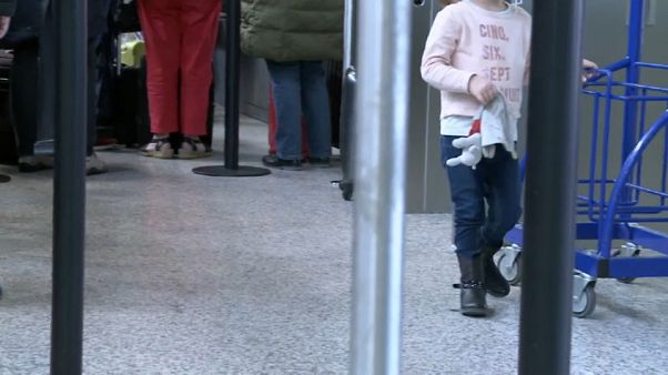Μόνη... στο αεροδρόμιο Μόνη... στο αεροδρόμιο