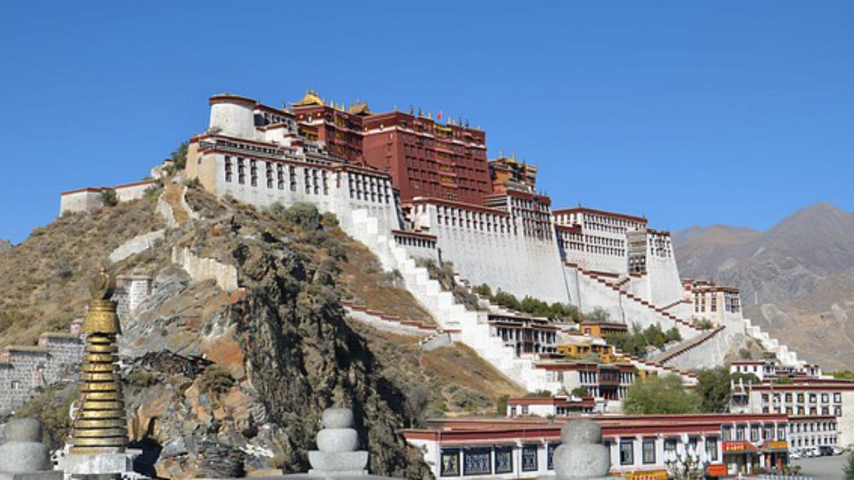 Stadio avveniristico e bombole d'ossigeno ogni 15 minuti: i tibetani all'assalto del calcio cinese