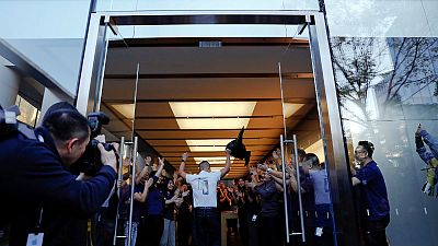 Les fans d'Apple se ruent sur l'iPhone X