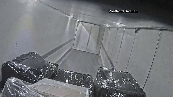 Watch: Gang robs shipping items at high-speed Watch: Gang robs shipping items at high-speed