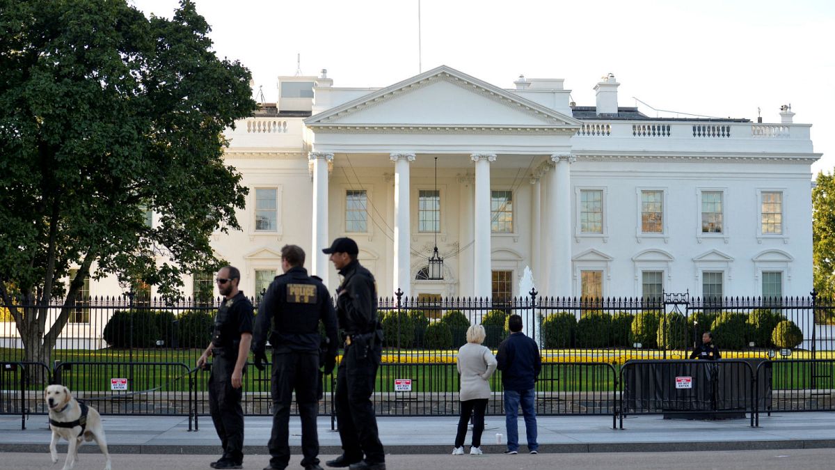 Lezárták a washingtoni Fehér Házat péntek reggel, egy embert őrizetbe vettek
