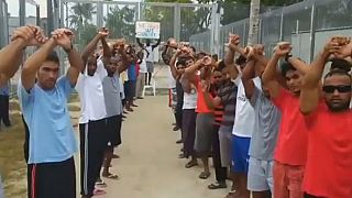 Des réfugiés de l'île de Manus protestent contre la fermeture du camp par les autorités