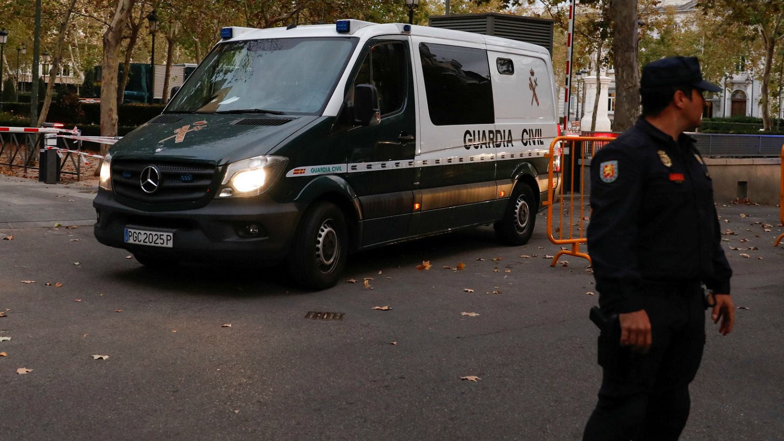 Tres policías se burlan de Junqueras en el momento de su traslado a prisión