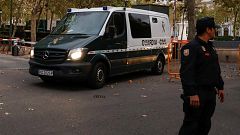 Tres policías se burlan de Junqueras en el momento de su traslado a prisión