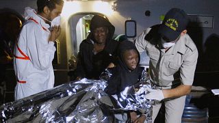 انقاذ مئات المهاجرين قبالة البحر المتوسط