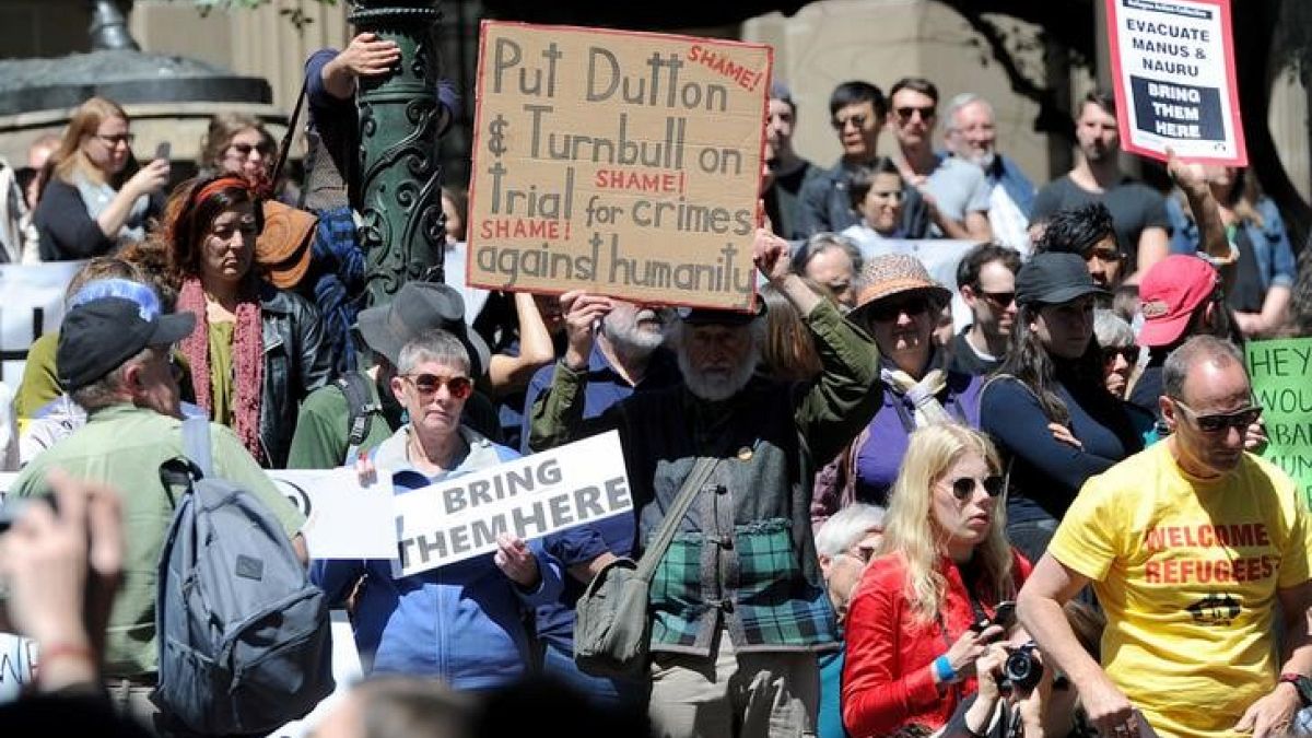 أستراليون يحتجون على الأوضاع بمركز لطالبي اللجوء