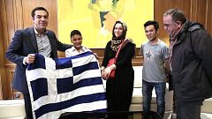 Tsipras trifft Amir (11) aus Afghanistan nach rassistischem Angriff