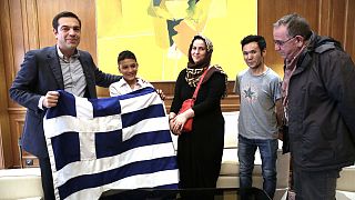 Μια ελληνική σημαία το συμβολικό δώρο Τσίπρα στον Αμίρ
