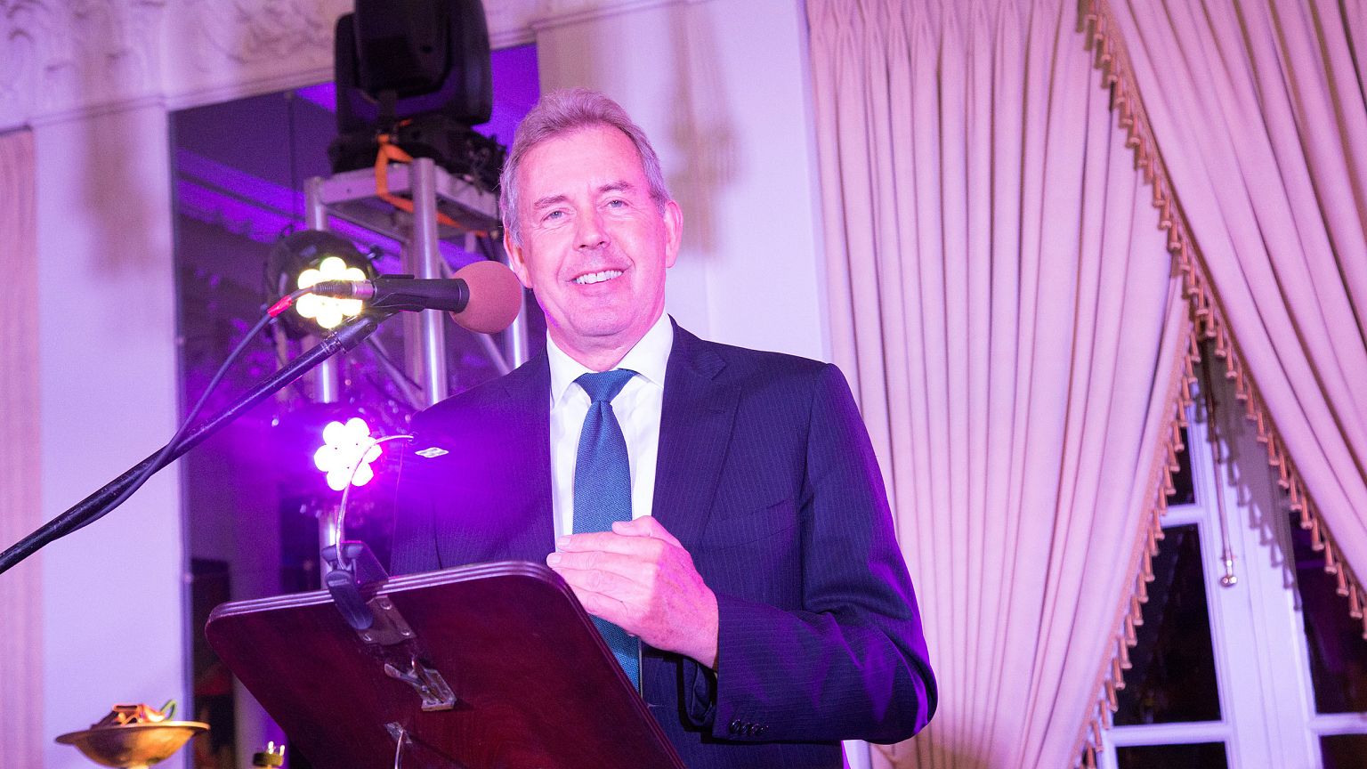 Image: Kim Darroch presents an award at the White House Correspondents' Din