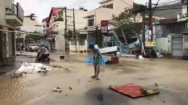 Vietnam'da Damrey Tayfunu yıktı geçti Vietnam'da Damrey Tayfunu yıktı geçti