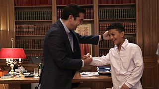 نخست وزیر یونان از نوجوان افغان دلجویی کرد