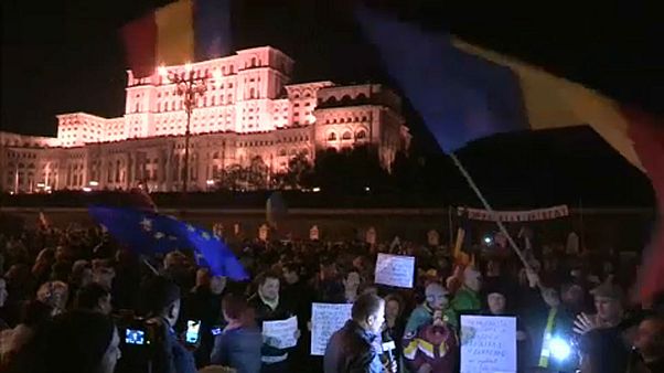 Romenos protestam em defesa da "independência da justiça" Romenos protestam em defesa da "independência da justiça"