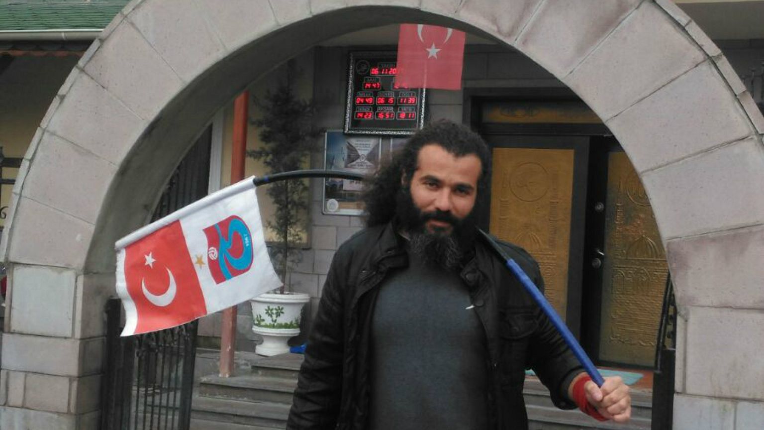 129 gündür '2011 şike sezonu'nu protesto ediyor. Camide yatıyor, her gün Cumhurbaşkanı'yla görüşmeye gidiyor