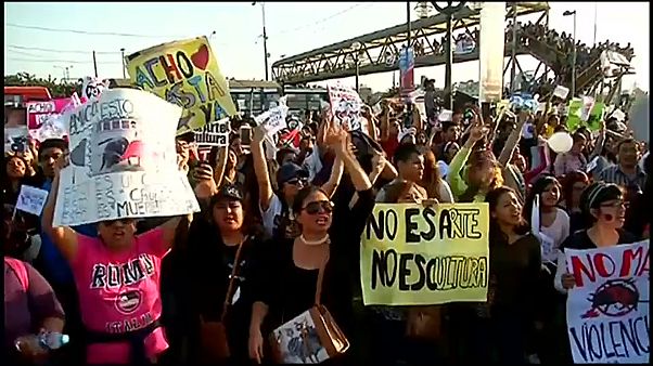Peruanos protestam contra touradas Peruanos protestam contra touradas