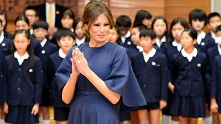 Melania Trump visita una escuela en Tokio