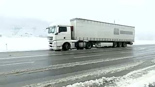 Primeira neve provoca caos nas estradas do centro da Áustria