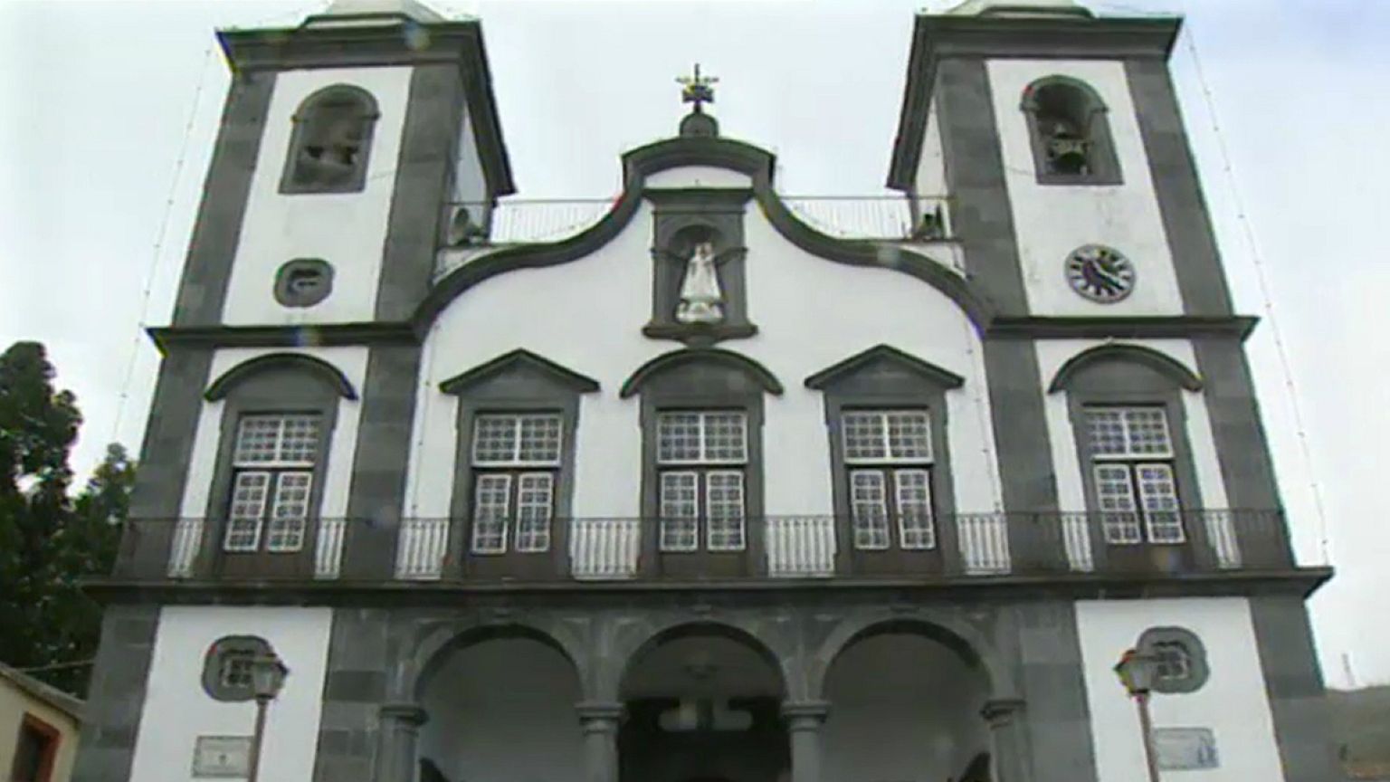 Sacerdote assume paternidade e quer permanecer em funções